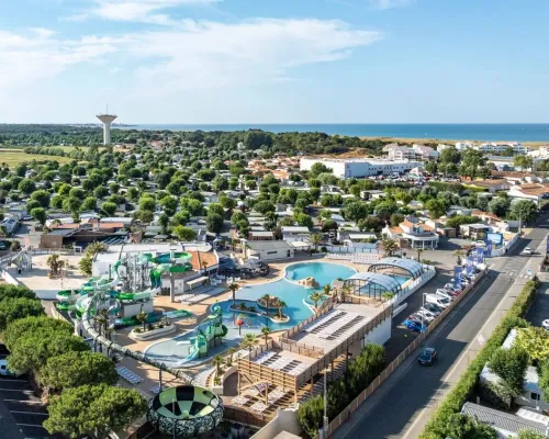 La piscina con fantastici scivoli e un parco giochi acquatico al campeggio Le Domaine du Clarys.