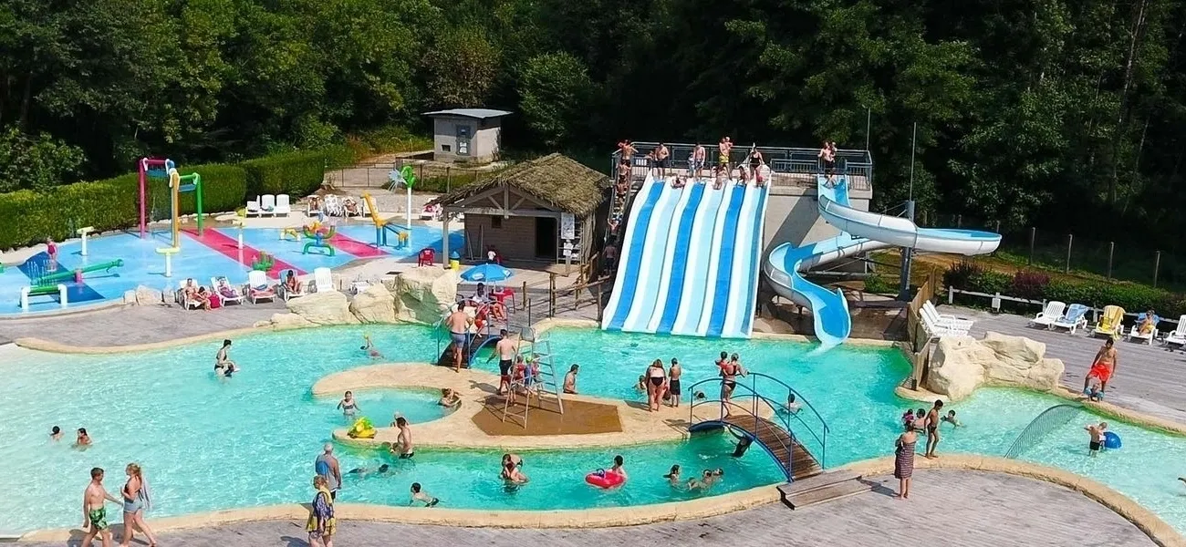 Piscina con scivolo al campeggio Le Val de Bonnal.