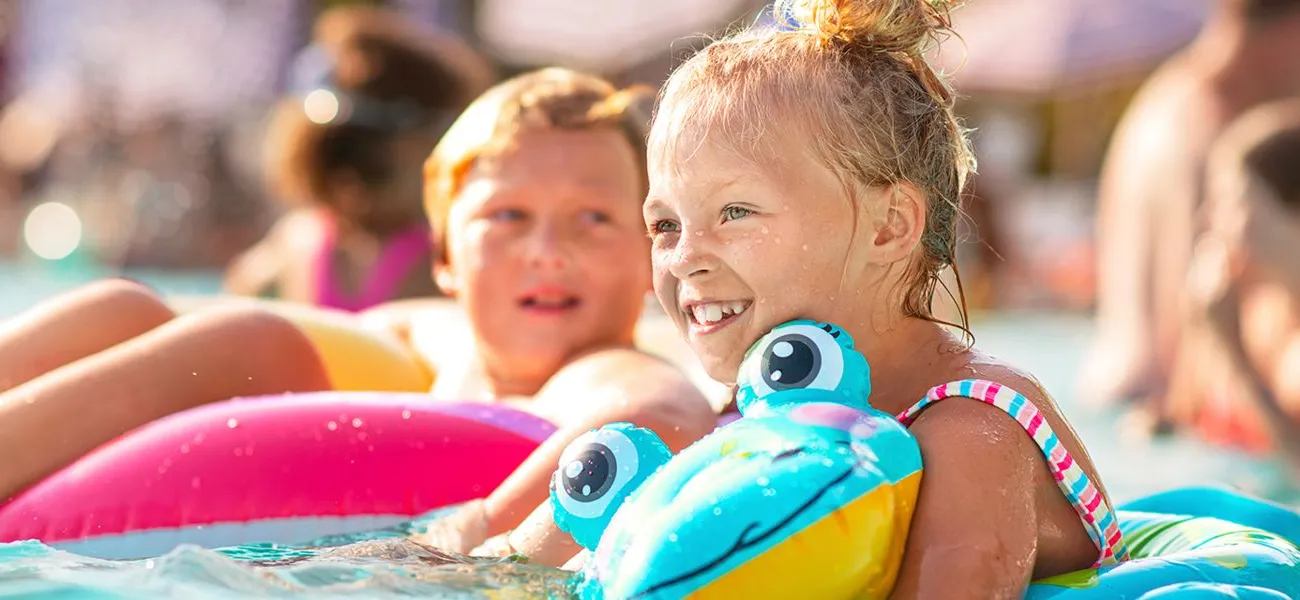 persone in piscina in un campeggio di Roan.