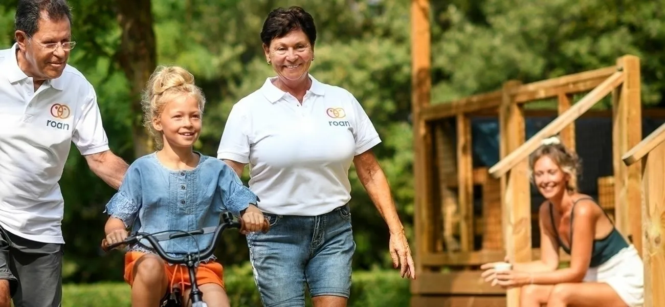 Il personale del campeggio Roan e gli ospiti con le biciclette dei bambini.