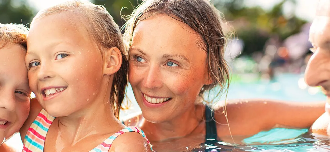 Famiglia che si gode la piscina in un campeggio di Roan.