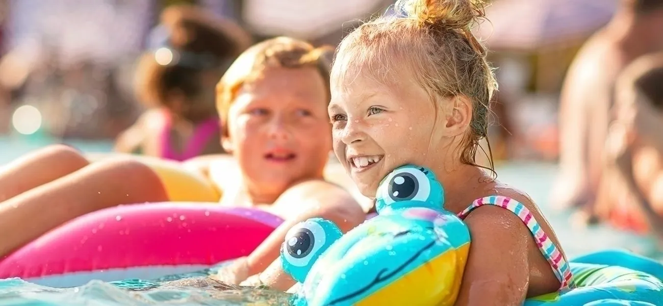 Bambini che si divertono in piscina al campeggio Roan.