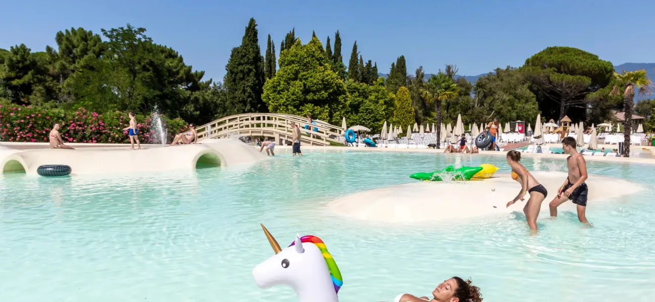 Panoramica di una delle piscine del Roan camping Norcenni Girasole Club.