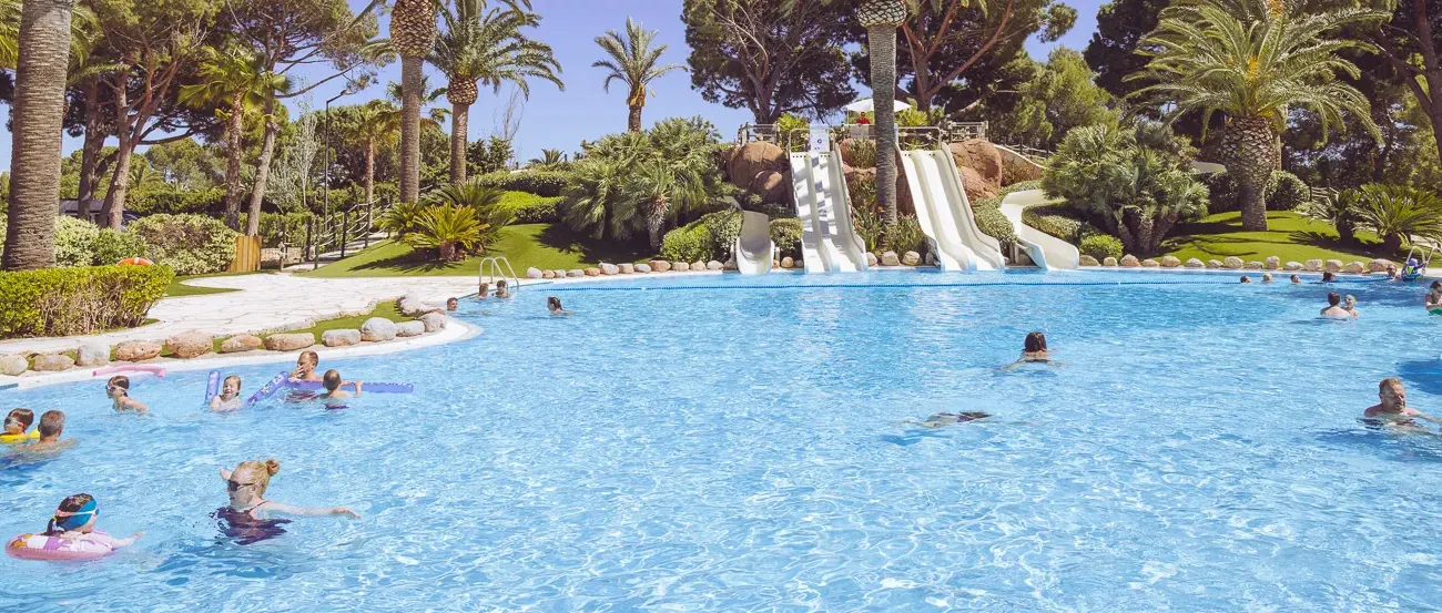 Piscina con scivoli al campeggio Roan Playa Montroig.