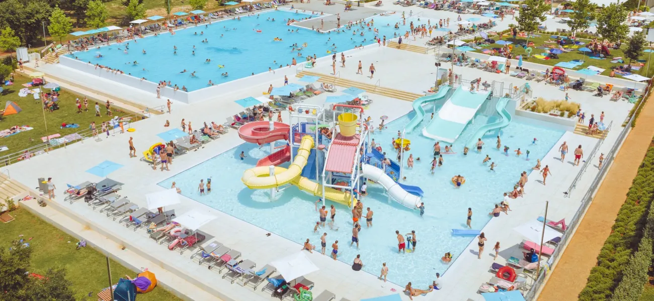 Una foto d'insieme della piscina del Roan camping Park Umag.