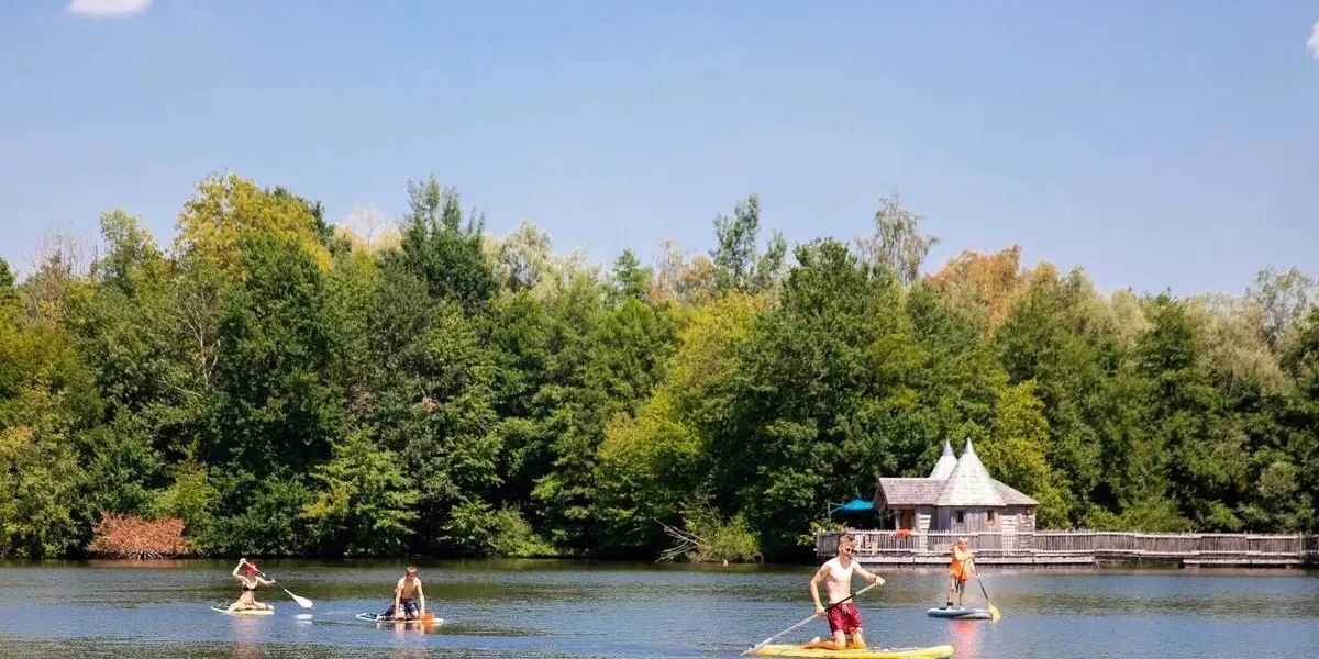 Campeggi in riva al fiume
