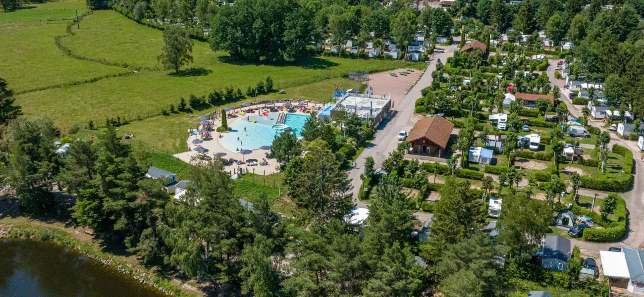 L'impressionante natura che circonda il campeggio Domaine des Bans.