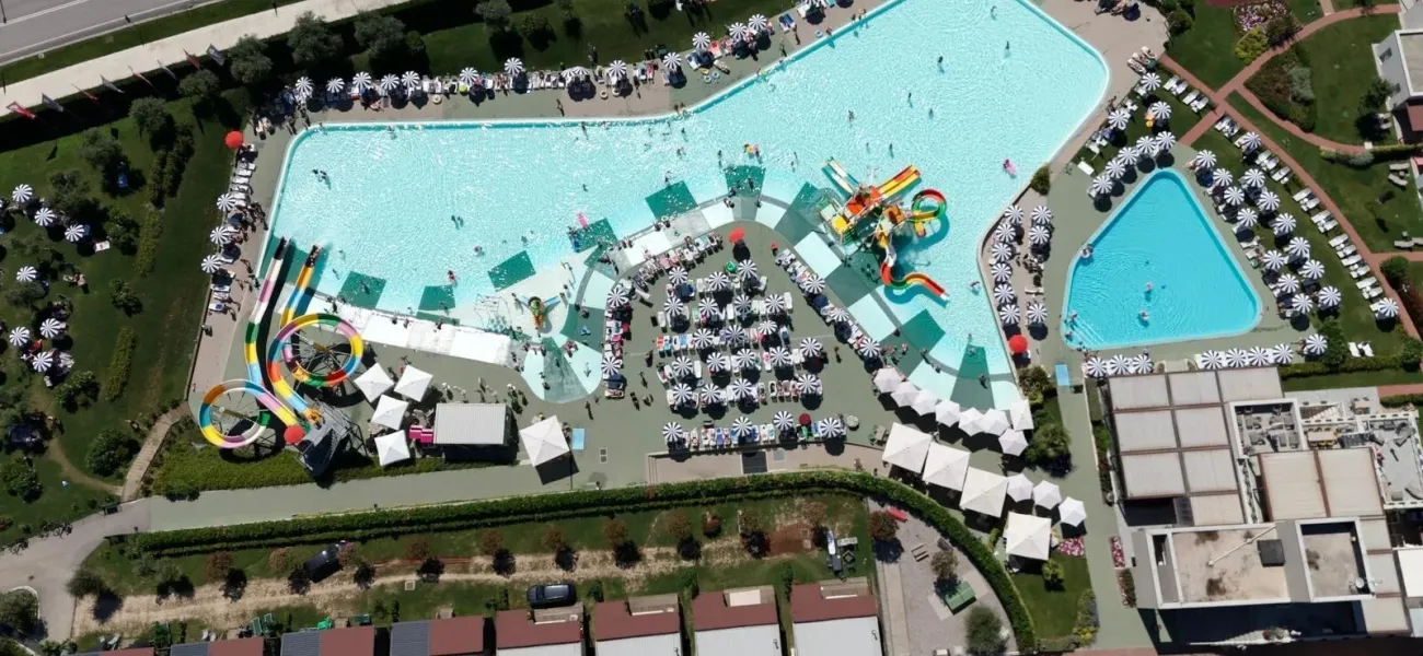 Foto da drone del complesso di piscine del campeggio Cisano/San Vito.