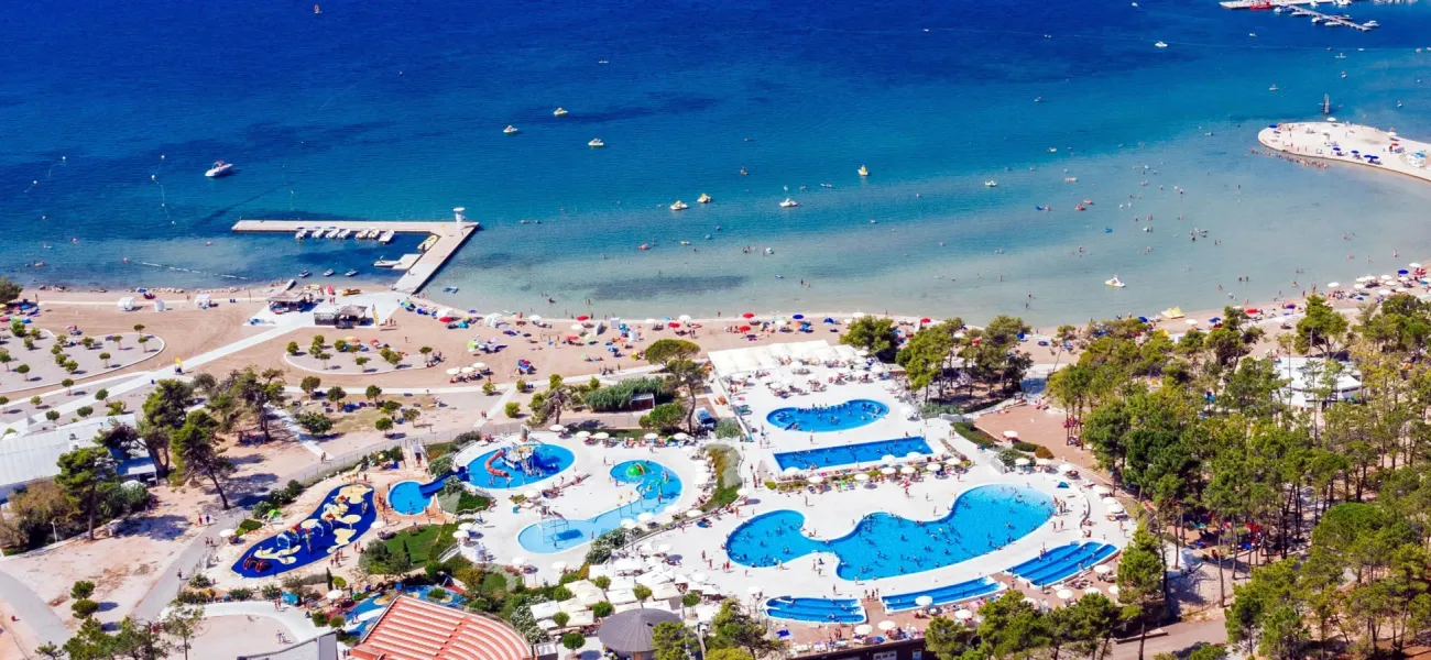 Vista sulla piscina del campeggio Zaton Holiday Resort.