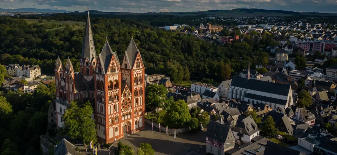 Una veduta aerea della cattedrale di Limburg, nel Limburgo.