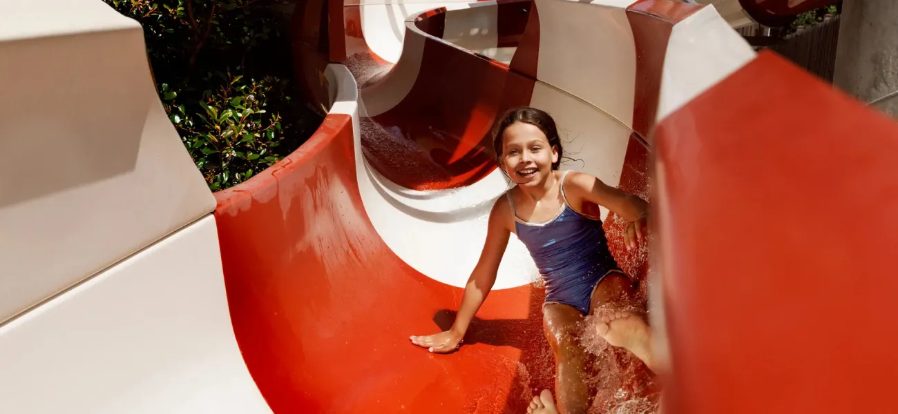 I bambini giocano nella piscina per bambini.