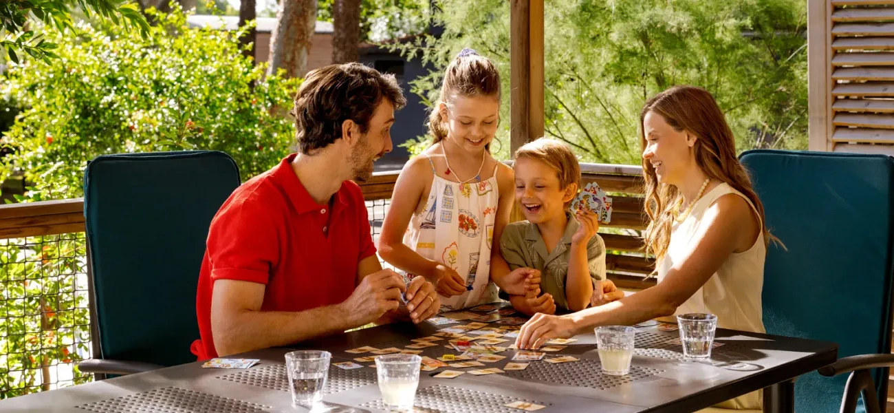 Famiglia nella casa mobile.