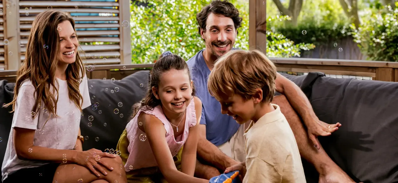 Famiglia nella casa mobile Roan.