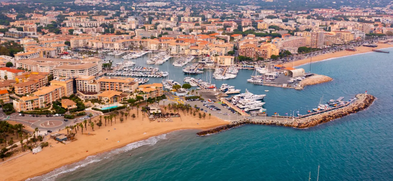 Foto panoramica del litorale e della città di Fréjus.