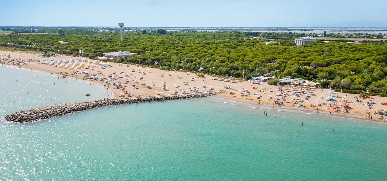 La spiaggia vicino al campeggio Roan Union Lido Mare nella regione di Vento.
