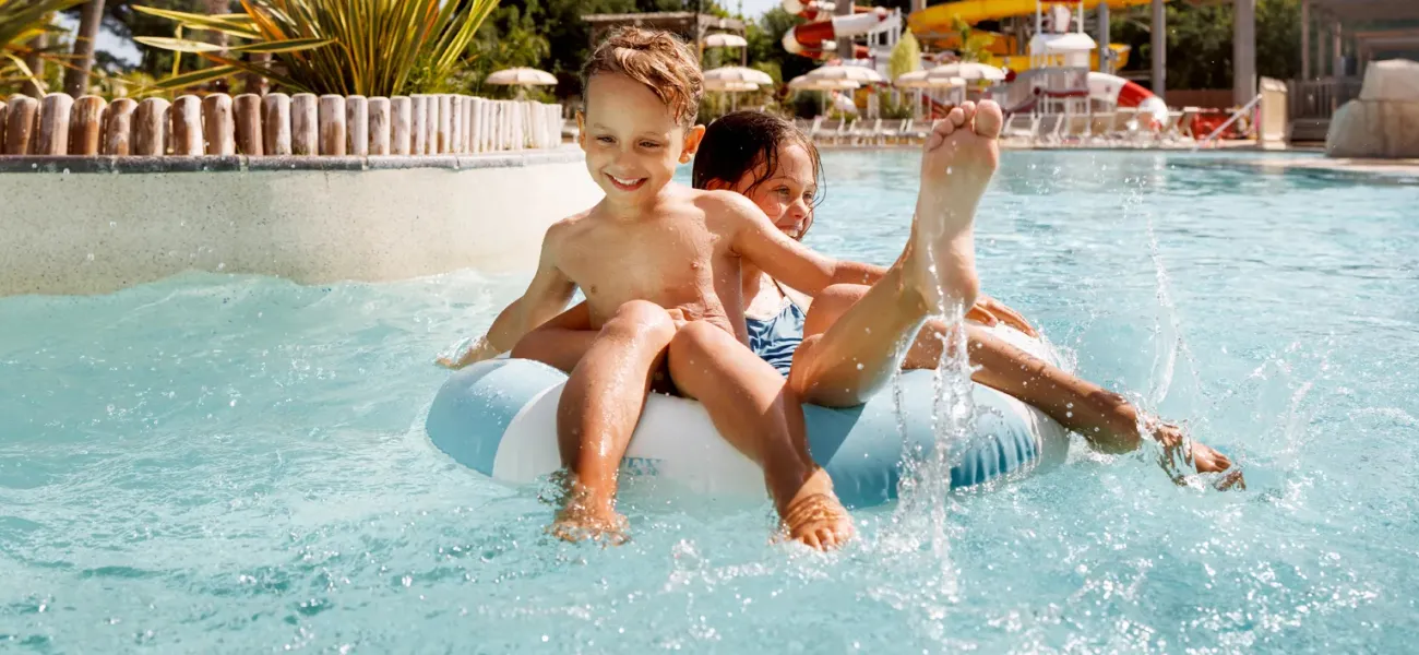 persone in piscina in un campeggio di Roan.