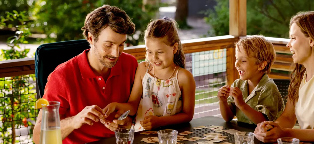 Famiglia nel loro alloggio di Roan.