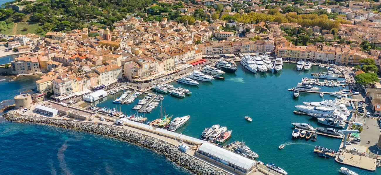 Foto aerea di Saint-Tropez, sulla Costa Azzurra, nel dipartimento delle Alpi Marittime.