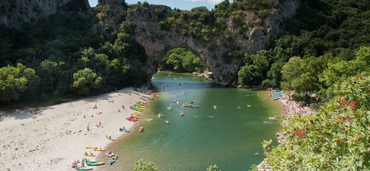 Il ponte Pont-d'Arc formato dalla natura vicino ai campeggi Roan nell'Ardèche.