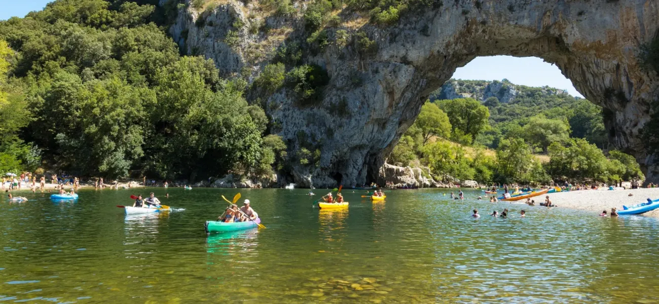 Il ponte Pont-d'Arc formato dalla natura vicino ai campeggi Roan nell'Ardèche.