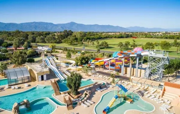 Una panoramica della piscina del campeggio Roan Le Soleil de la Méditerranée.
