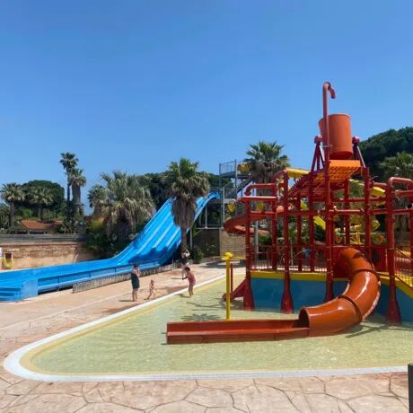 Stradine idilliache con terrazze accoglienti ad ogni angolo